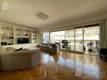 Piso de Categoría 4 Ambientes con cochera en Belgrano!