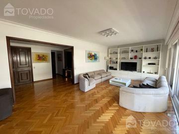 Piso de Categoría 4 Ambientes con cochera en Belgrano!