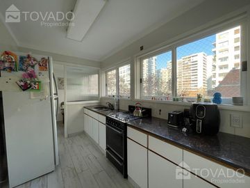 Piso de Categoría 4 Ambientes con cochera en Belgrano!