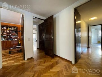Piso de Categoría 4 Ambientes con cochera en Belgrano!
