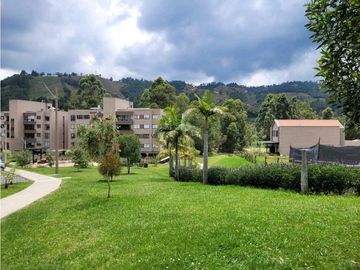 Venta de Apartamento con Gran Terraza en el Retiro Unidad Cerrada