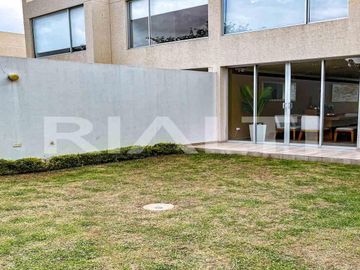 Casa en venta Tumbaco con amplio jardín dentro de Conjunto Privado