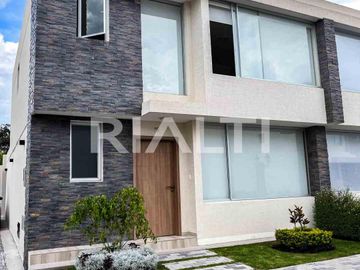 Casa en venta Tumbaco con amplio jardín dentro de Conjunto Privado
