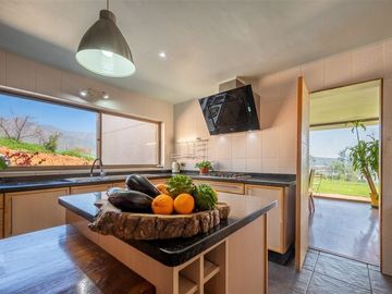 Casa en Venta en Interior Club de Golf Huinganal, Limache