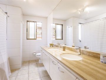 Casa en Venta en San Carlos de Apoquindo / San Ramon