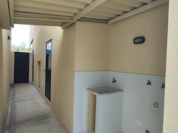 Venta Casa 2 Plantas, 3 Dormitorios. Urbanización Costa Brisa, Km 19.5 vía a la Costa (mfv-aqt)