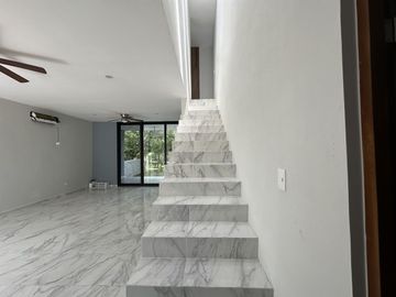 Casa nueva en venta en privada Altozano, carretera Mérida -Progreso.