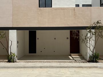 Casa en venta con paneles solares y amenidades en Cholul