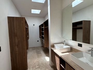 Casa en venta con paneles solares y amenidades en Cholul