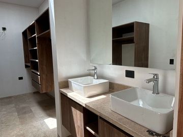 Casa en venta con paneles solares y amenidades en Cholul
