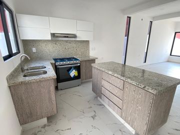 LOMAS RESIDENCIAL, Casa en VENTA con recamaras en planta baja y alberca