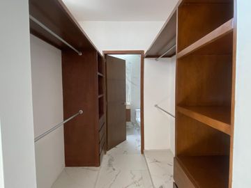 LOMAS RESIDENCIAL, Casa en VENTA con recamaras en planta baja y alberca