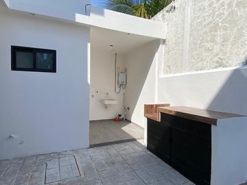 LOMAS RESIDENCIAL, Casa en VENTA con recamaras en planta baja y alberca