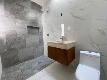 LOMAS RESIDENCIAL, Casa en VENTA con recamaras en planta baja y alberca