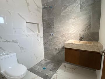 LOMAS RESIDENCIAL, Casa en VENTA con recamaras en planta baja y alberca