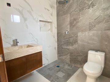 LOMAS RESIDENCIAL, Casa en VENTA con recamaras en planta baja y alberca