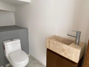 LOMAS RESIDENCIAL, Casa en VENTA con recamaras en planta baja y alberca