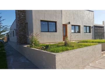 CASA · VENTA BARRIO PRIVADO· OLIVOS DE PALMA · 3  DORMITORIOS