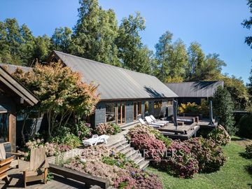 Espectacular casa con 2 ha y mas de 110 mts de orilla de Lago