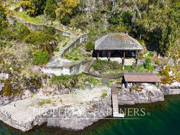 Espectacular casa con 2 ha y mas de 110 mts de orilla de Lago