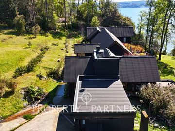 Espectacular casa con 2 ha y mas de 110 mts de orilla de Lago