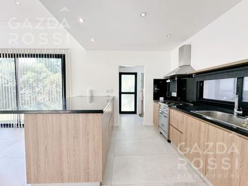 Excelente propiedad 5 amb a la venta en Barrio Privado Don Joaquin, Canning