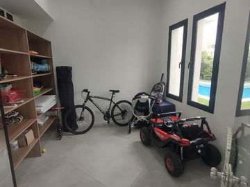 Excelente propiedad 5 amb a la venta en Barrio Privado Don Joaquin, Canning