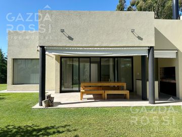 Excelente propiedad 5 amb a la venta en Barrio Privado Don Joaquin, Canning