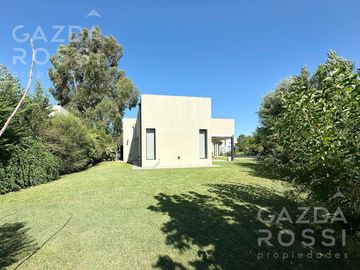 Excelente propiedad 5 amb a la venta en Barrio Privado Don Joaquin, Canning