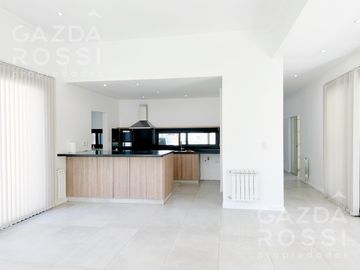 Excelente propiedad 5 amb a la venta en Barrio Privado Don Joaquin, Canning