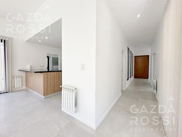 Excelente propiedad 5 amb a la venta en Barrio Privado Don Joaquin, Canning
