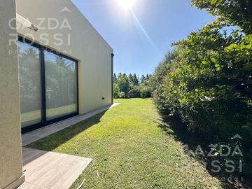 Excelente propiedad 5 amb a la venta en Barrio Privado Don Joaquin, Canning