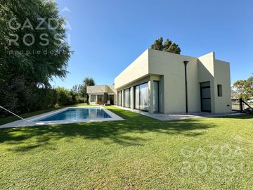 Excelente propiedad 5 amb a la venta en Barrio Privado Don Joaquin, Canning