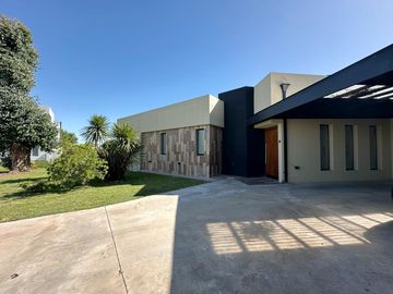 Excelente propiedad 5 amb a la venta en Barrio Privado Don Joaquin, Canning