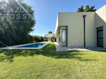 Excelente propiedad 5 amb a la venta en Barrio Privado Don Joaquin, Canning