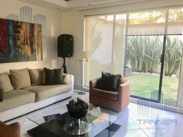 VENTA DE CASA EN CONDOMINIO EN INTERLOMAS, FRENTE A PASEO INTERLOMAS (L)