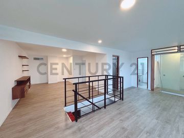 Exclusivo Dúplex Remodelado con Terraza y Ubicación Estratégica