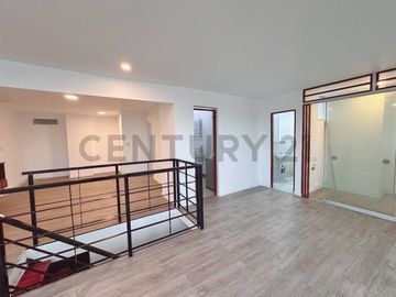 Exclusivo Dúplex Remodelado con Terraza y Ubicación Estratégica