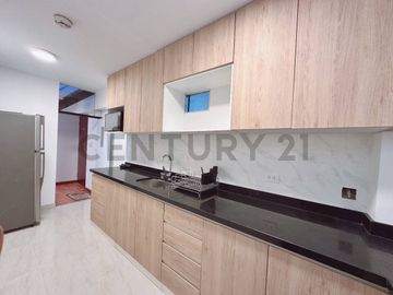 Exclusivo Dúplex Remodelado con Terraza y Ubicación Estratégica