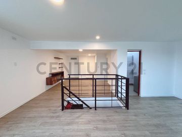 Exclusivo Dúplex Remodelado con Terraza y Ubicación Estratégica