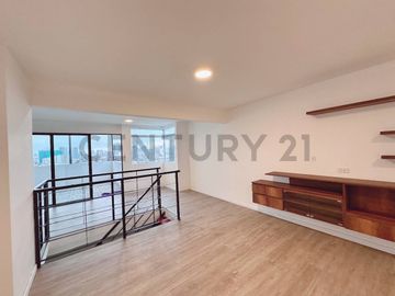 Exclusivo Dúplex Remodelado con Terraza y Ubicación Estratégica