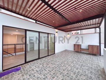 Exclusivo Dúplex Remodelado con Terraza y Ubicación Estratégica