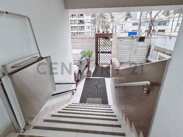 Exclusivo Dúplex Remodelado con Terraza y Ubicación Estratégica