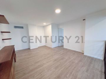 Exclusivo Dúplex Remodelado con Terraza y Ubicación Estratégica