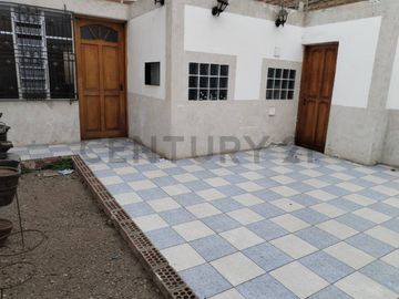 Venta de Casa con Vista al Parque en La Perla – ¡Precio de Terreno!