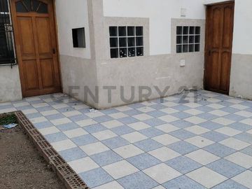 Venta de Casa con Vista al Parque en La Perla – ¡Precio de Terreno!