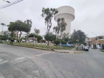 Venta de Casa con Vista al Parque en La Perla – ¡Precio de Terreno!