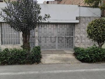 Venta de Casa con Vista al Parque en La Perla – ¡Precio de Terreno!