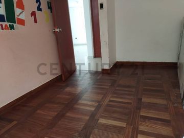 Venta de Casa con Vista al Parque en La Perla – ¡Precio de Terreno!
