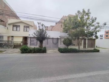 Venta de Casa con Vista al Parque en La Perla – ¡Precio de Terreno!